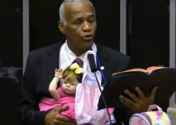 VÍDEO: deputado cristão leva bebê reborn à Câmara e diz que boneca 'não é pecado' | Brasil