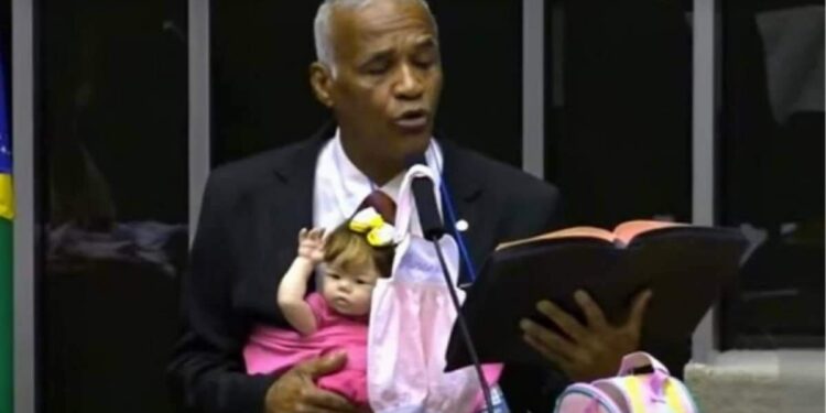VÍDEO: deputado cristão leva bebê reborn à Câmara e diz que boneca 'não é pecado' | Brasil