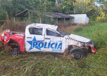 Viatura da PM capota após pneu estourar e veículo ficar desgovernado, no Pará | Pará