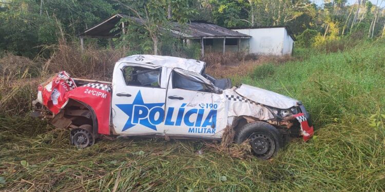 Viatura da PM capota após pneu estourar e veículo ficar desgovernado, no Pará | Pará