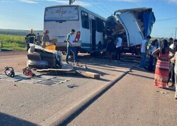 Acidente com ônibus escolar deixa estudantes feridos em rodovia do Pará