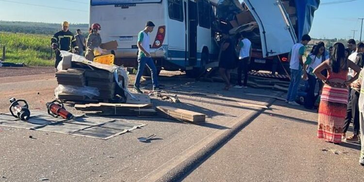 Acidente com ônibus escolar deixa estudantes feridos em rodovia do Pará