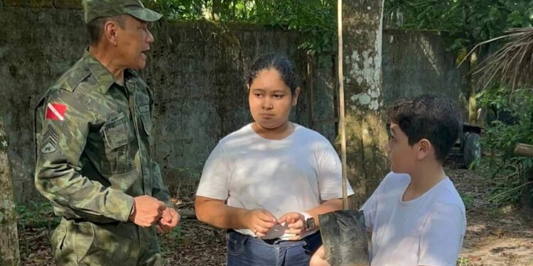 Alunos ajudam a plantar mudas e conscientizar motoristas durante blitz ambiental em Belém | Belém