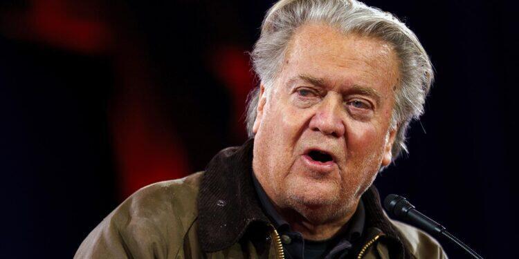 Apoiador de Trump, Steve Bannon pede deportação de Elon Musk