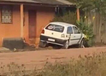 Após capotar, carro colide com calçada de residência em Itaituba na manhã deste sábado | Polícia