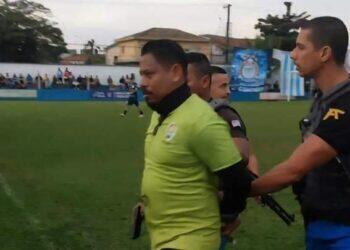 Árbitro é preso durante final de campeonato de futebol amador no Guarujá | Brasil