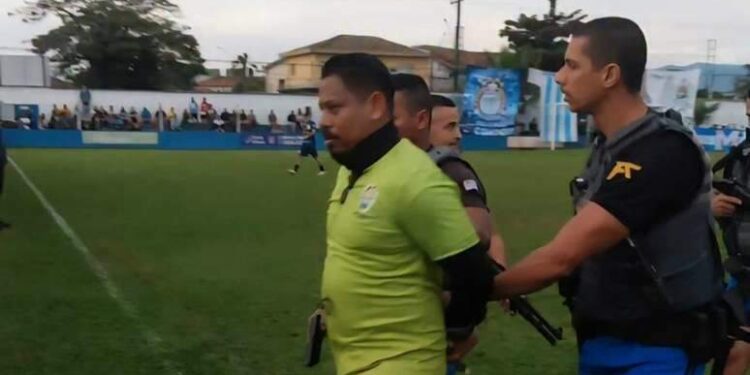 Árbitro é preso durante final de campeonato de futebol amador no Guarujá | Brasil