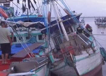 Barco 'tomba' na pedra do peixe, no Ver-o-Peso, em Belém; VÍDEO