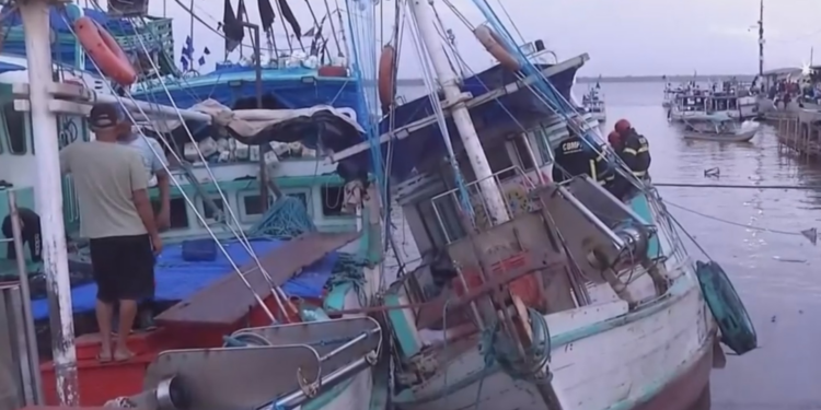 Barco 'tomba' na pedra do peixe, no Ver-o-Peso, em Belém; VÍDEO