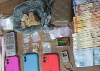 Casal em motocicleta sem placa é preso suspeito de tráfico de drogas em Parauapebas | Polícia