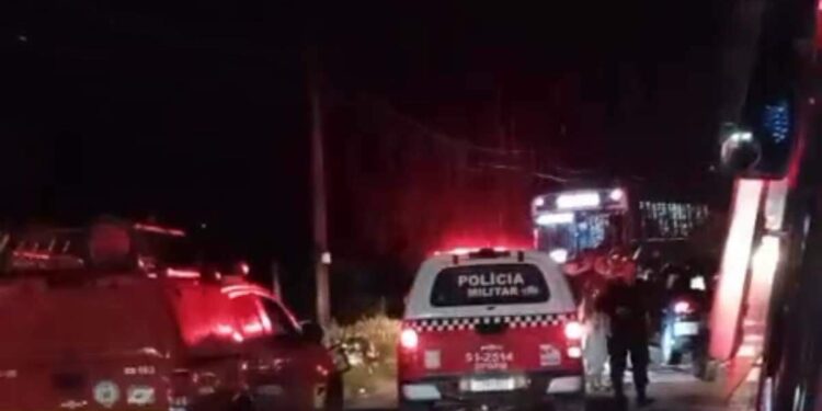 Colisão entre motos e carro deixa uma pessoa morta na estrada de Mosqueiro na noite deste domingo | Polícia