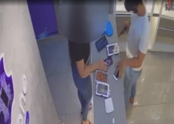 Criminosos invadem loja e fazem vítimas de 'escudo' após homem atirar contra eles, em Belém; VÍDEO