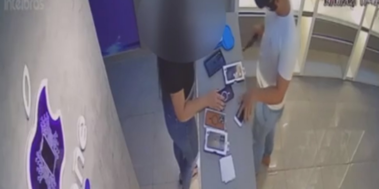 Criminosos invadem loja e fazem vítimas de 'escudo' após homem atirar contra eles, em Belém; VÍDEO