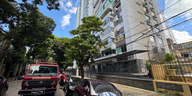 Elevador despenca em prédio e bombeiros fazem resgate em Belém