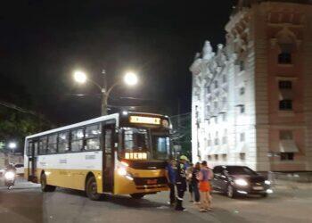 Em Belém, ônibus avança sinal e bate carro com três pessoas na noite deste domingo (29) | Polícia