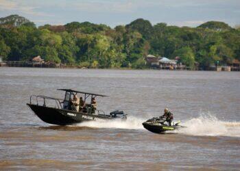 Embarcação semissubmersível usada para tráfico internacional chega a Belém após apreensão no Marajó