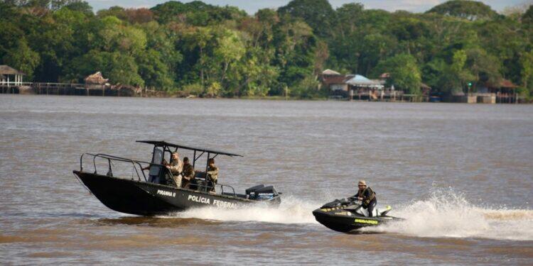 Embarcação semissubmersível usada para tráfico internacional chega a Belém após apreensão no Marajó