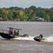 Embarcação semissubmersível usada para tráfico internacional chega a Belém após apreensão no Marajó