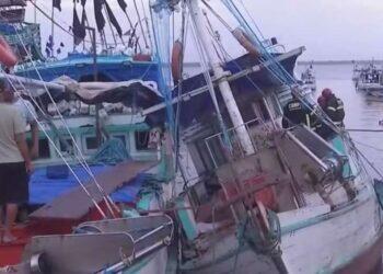 Embarcação tomba parcialmente no Ver-o-Peso, em Belém | Polícia