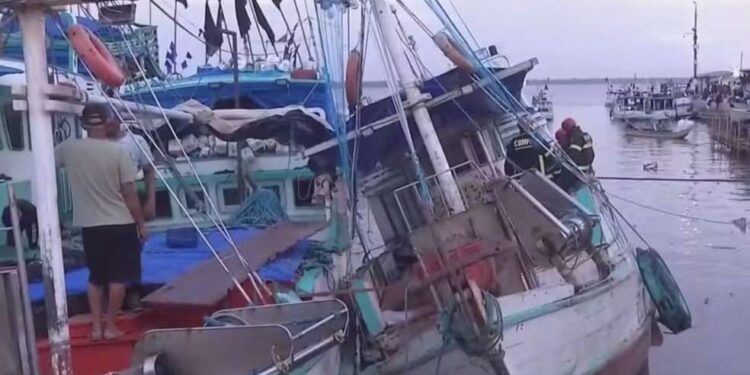 Embarcação tomba parcialmente no Ver-o-Peso, em Belém | Polícia