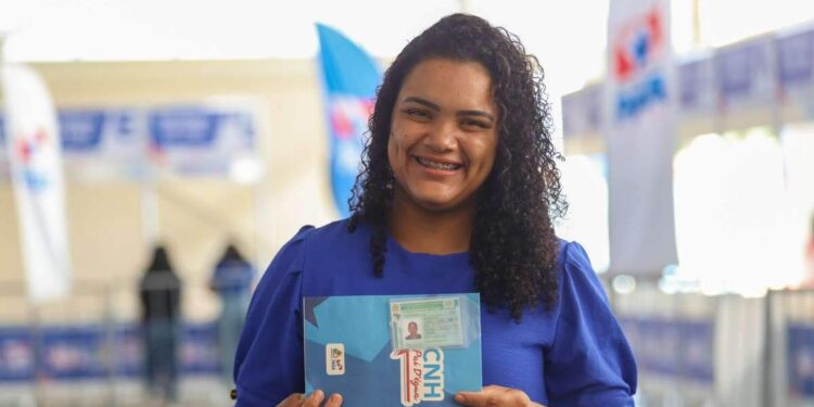 Estado entrega mil CNHs e mais de 670 títulos de terra em Abaetetuba | Pará