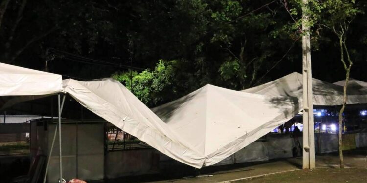 Estrutura da Praça Waldemar Henrique desaba durante temporal em Belém | Belém