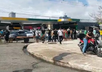 Feirantes bloqueiam av. Antônio Barreto durante protesto em Belém