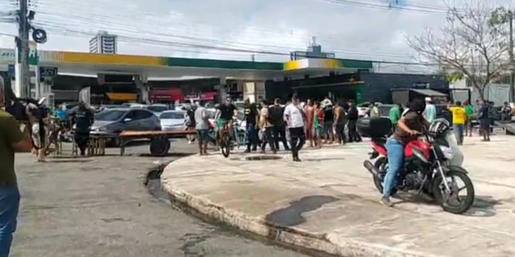 Feirantes bloqueiam av. Antônio Barreto durante protesto em Belém