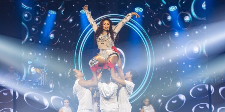 Francy Ribeiro e Banda Lamazon lançam último bloco de DVD em homenagem ao título de Belém como 'Capital Mundial do Brega'