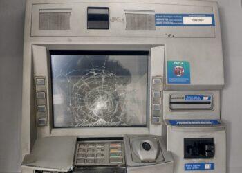 Homem é preso após depredar caixa eletrônico com estaca de madeira em Belém | Pará