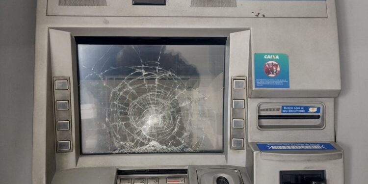 Homem é preso após depredar caixa eletrônico com estaca de madeira em Belém | Pará