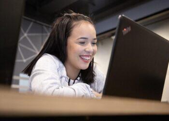 Inscreva-se: programa oferece 500 bolsas para capacitação de mulheres em tecnologia | Pará