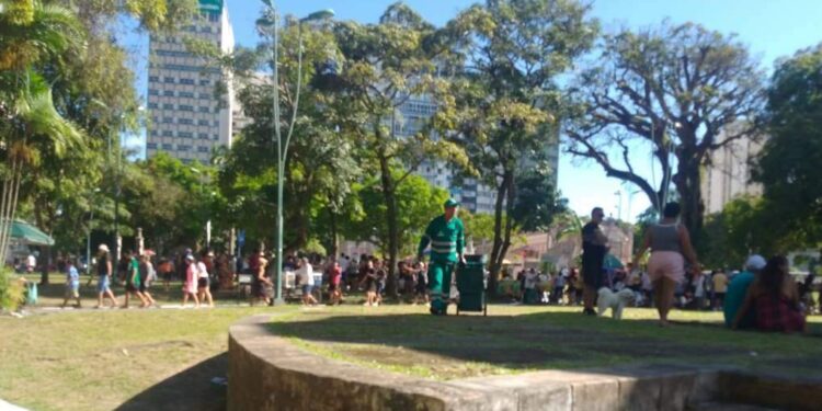 Mais de cinco toneladas de lixo são recolhidas após o Arrastão do Pavulagem | Belém