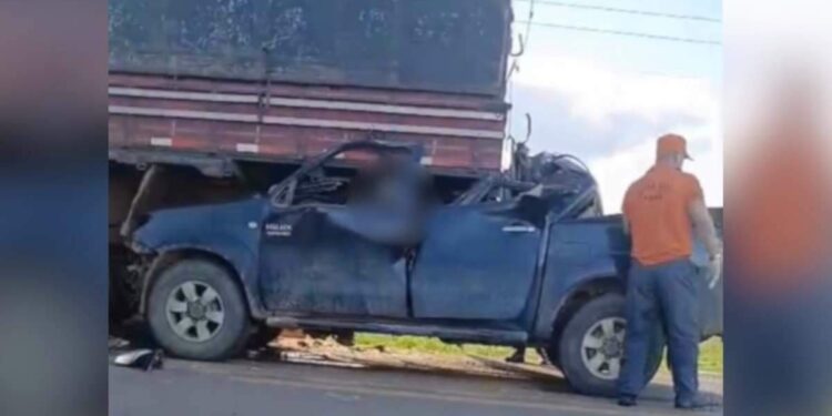 Motorista de caminhonete morre após bater na traseira de caminhão na BR-222 | Polícia