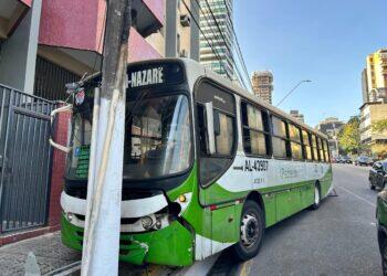Ônibus desgovernado invade calçada e bate em poste na ladeira da Doca, em Belém