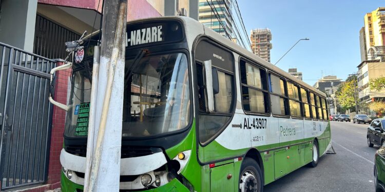 Ônibus desgovernado invade calçada e bate em poste na ladeira da Doca, em Belém
