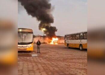 Ônibus pega fogo dentro de garagem no bairro do Tapanã, em Belém | Pará