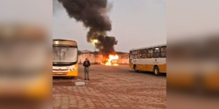 Ônibus pega fogo dentro de garagem no bairro do Tapanã, em Belém | Pará