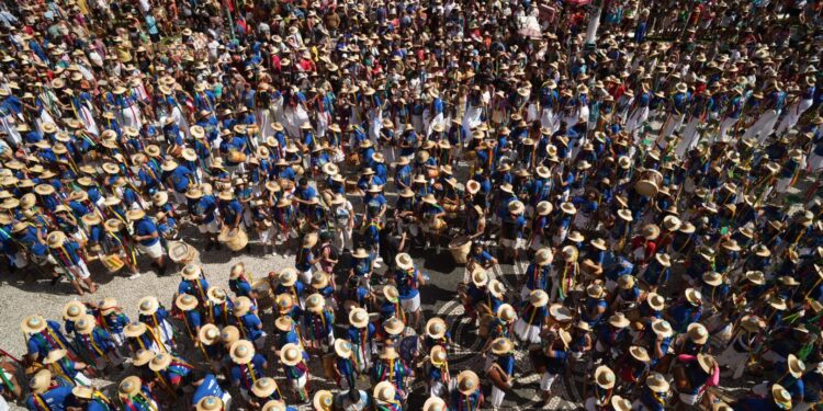Primeiro Arrastão do Pavulagem leva milhares de pessoas às ruas de Belém neste domingo, 15; FOTOS