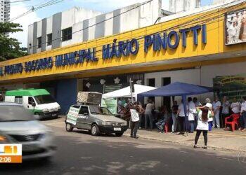 Servidores da saúde protestam em frente ao 'PSM da 14', em Belém