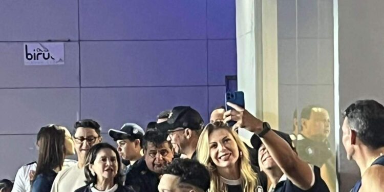 Sheila Mello marca presença no Mangueirão para torcer pelo Remo | Remo