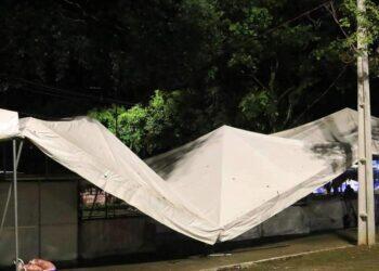 Temporal derruba estrutura de arraial junino na Praça Waldemar Henrique, em Belém | Belém