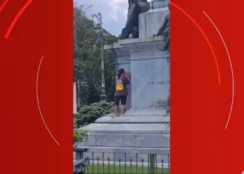 VÍDEO: homem é detido e obrigado a apagar pichação na Praça da República, em Belém