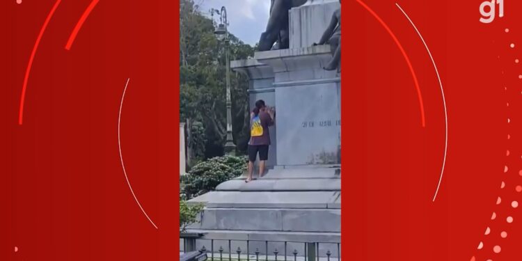 VÍDEO: homem é detido e obrigado a apagar pichação na Praça da República, em Belém