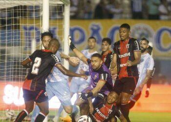 Vilela marca no apagar das luzes, Paysandu espanta o azar e vence a primeira na Série B | Paysandu