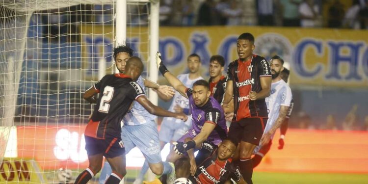 Vilela marca no apagar das luzes, Paysandu espanta o azar e vence a primeira na Série B | Paysandu
