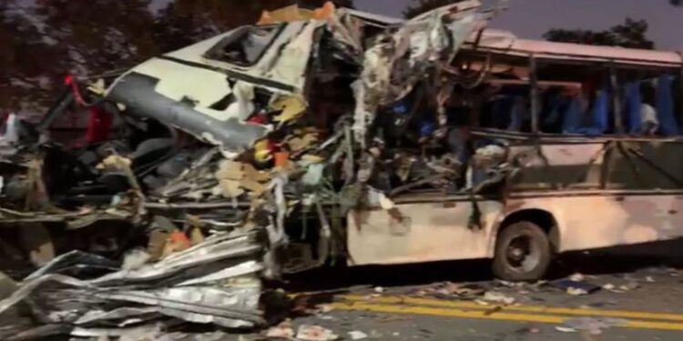 Acidente que deixou mortos na BR-153 envolveu comboio que levava estudantes do Pará para participar de congresso em Goiânia, diz PRF