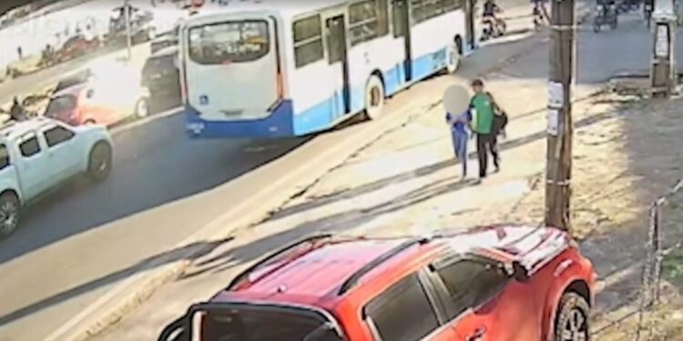 Adolescente é salva por motociclistas após fazer sinal silencioso na BR-316, na Grande Belém: 'Ele dizia que ia me matar' | Pará