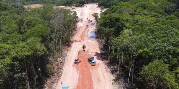 Às vésperas da COP 30, comunidades protestam contra obra de via expressa em área ambiental de Belém