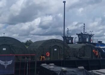 Avião da FAB atola após pouso no aeroporto de Breves, no Pará